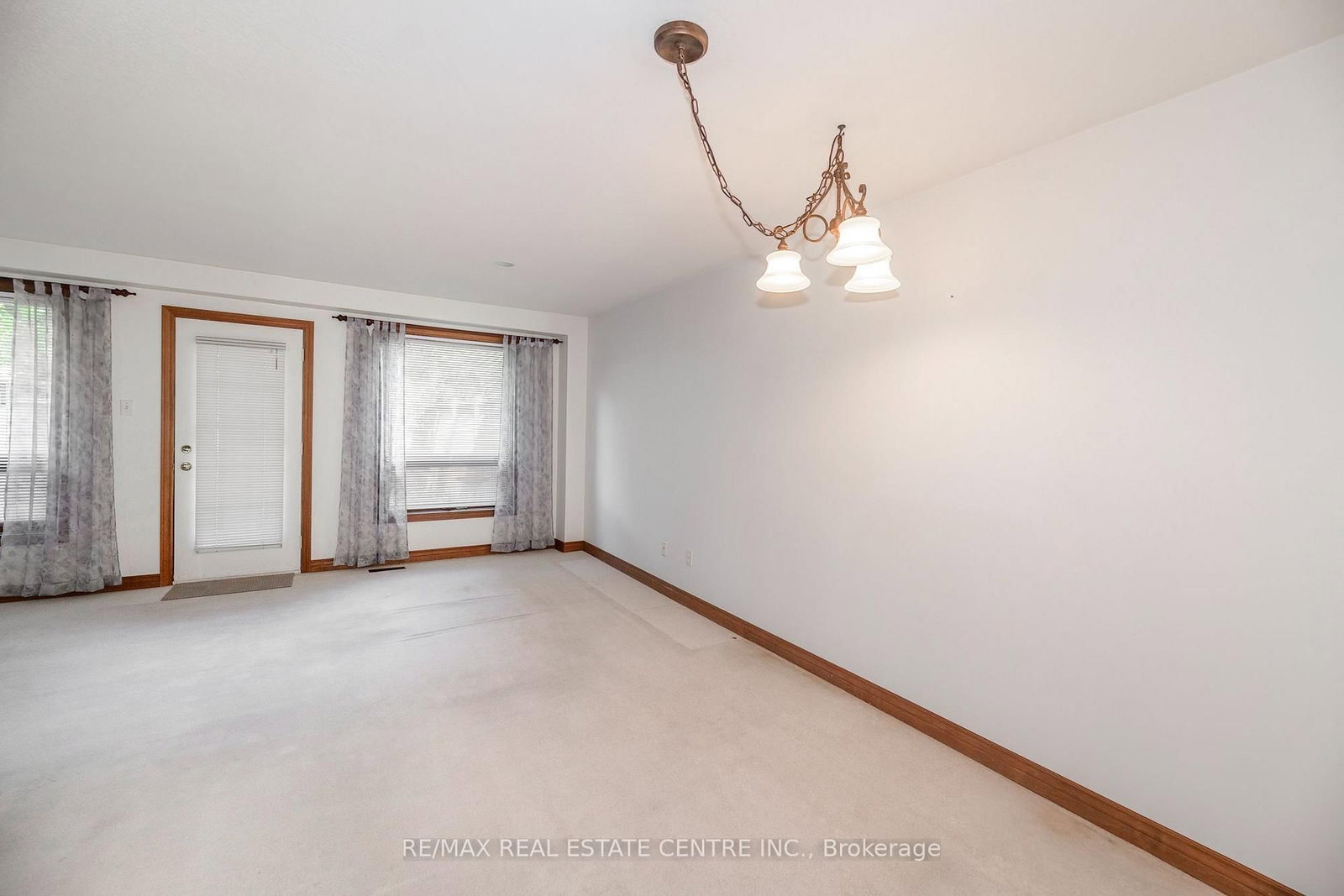 2 Walker Court • Grimsby, ON photo 5