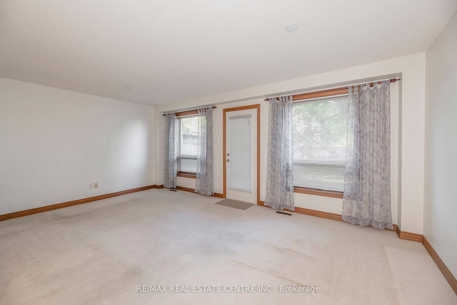 2 Walker Court • Grimsby, ON photo 6