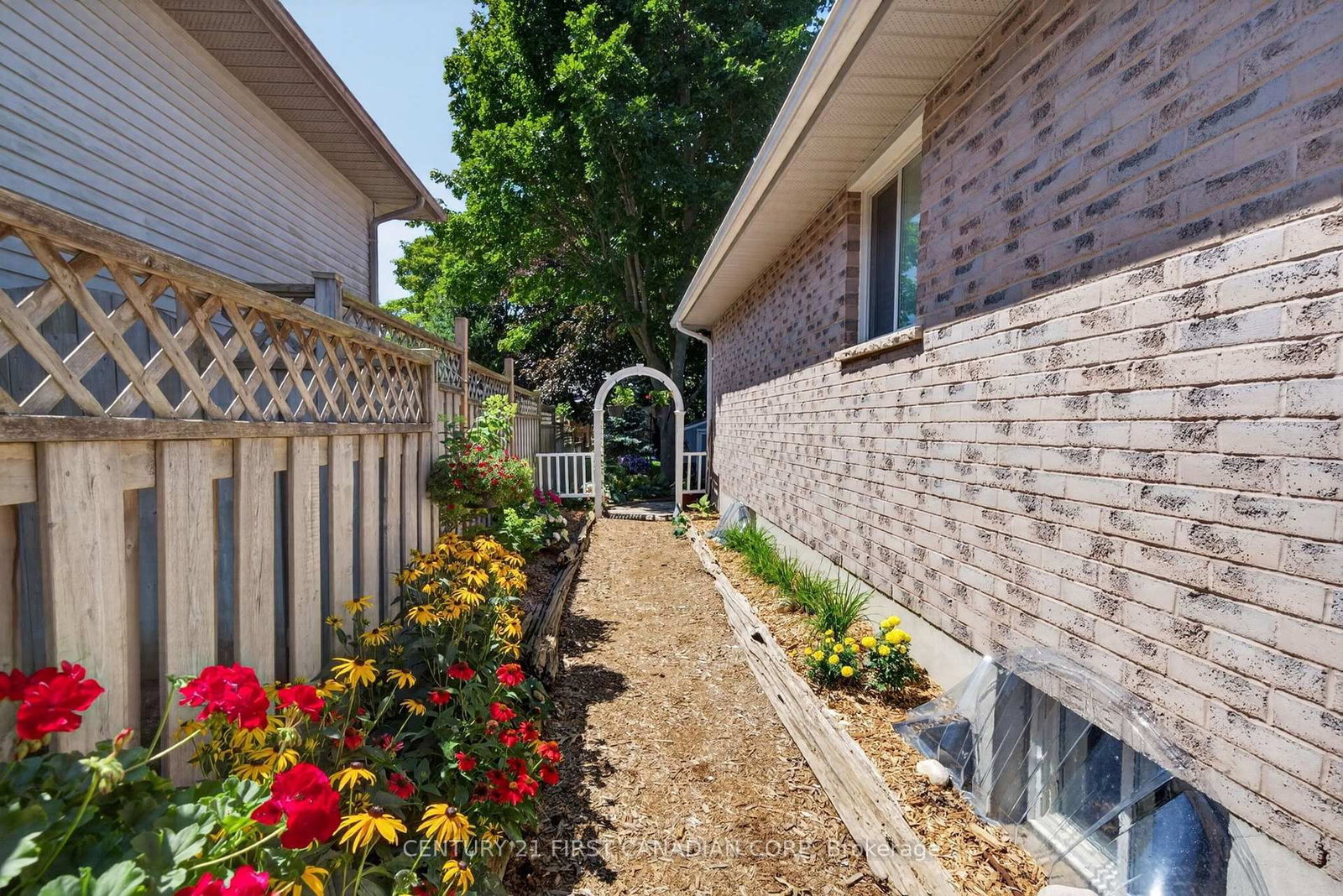 67 Moffatt Lane • Strathroy-Caradoc, ON photo 5