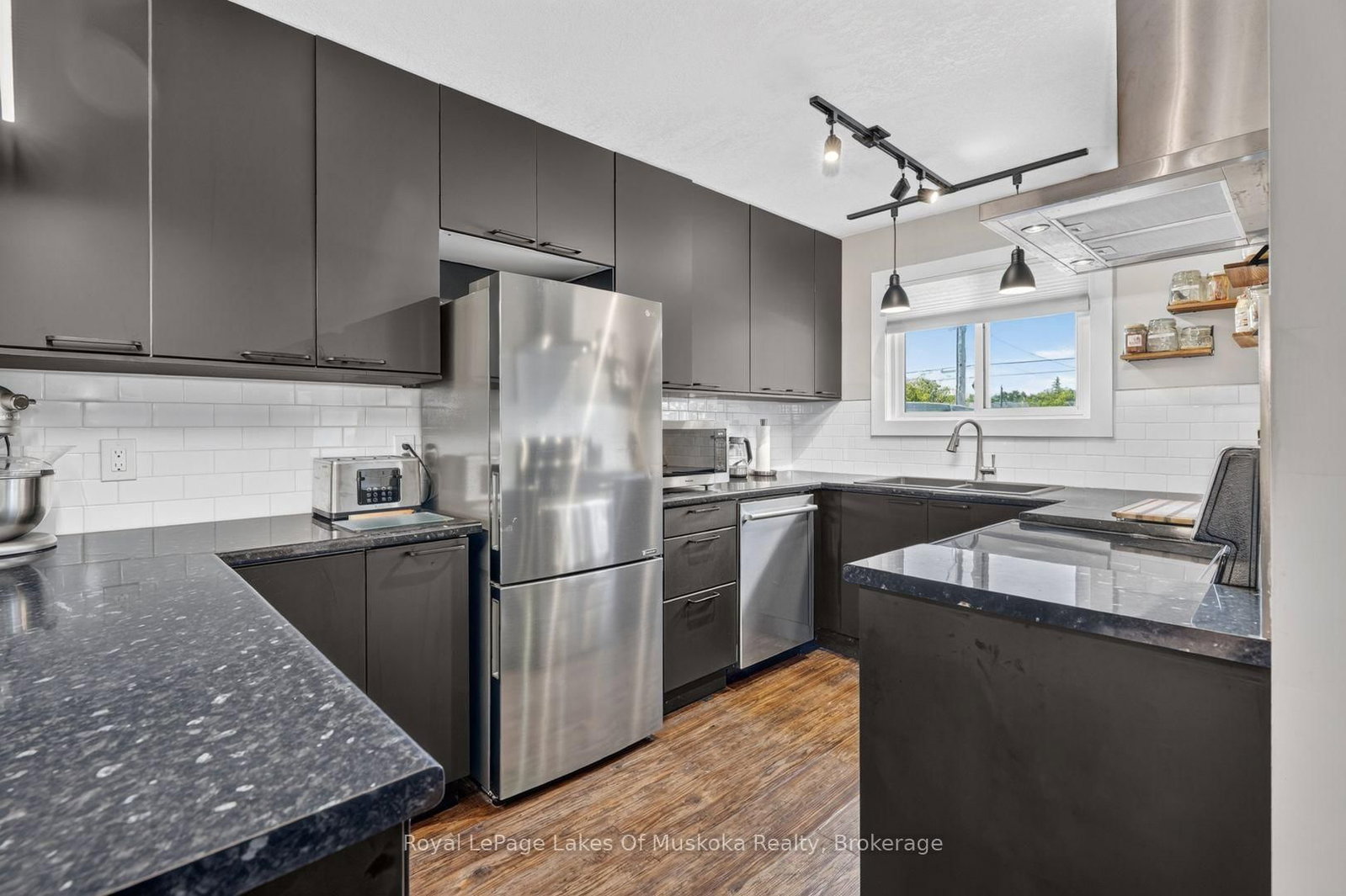 570 John Street photo 8