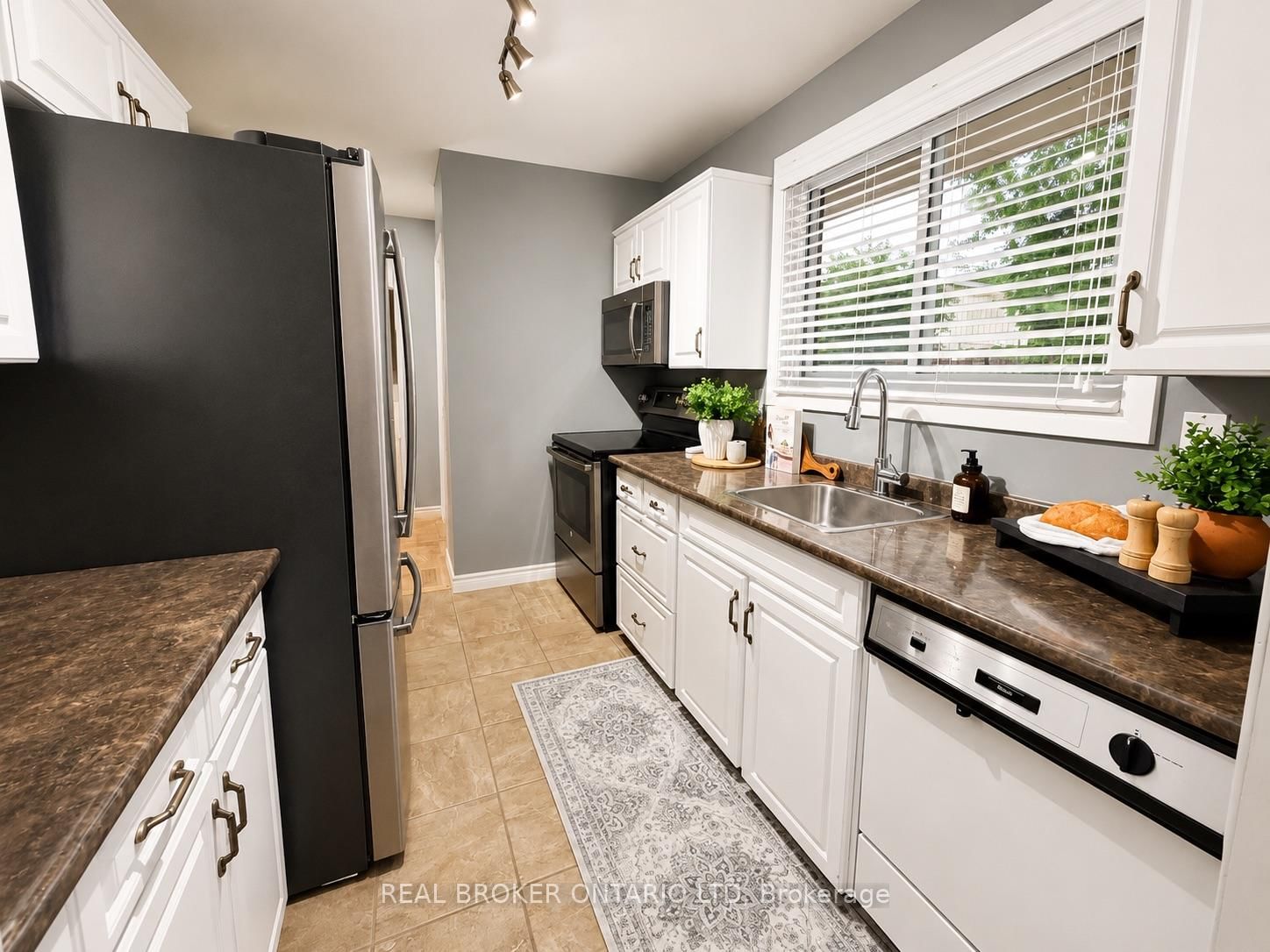 95 Clifton Crescent S • London South, ON photo 6