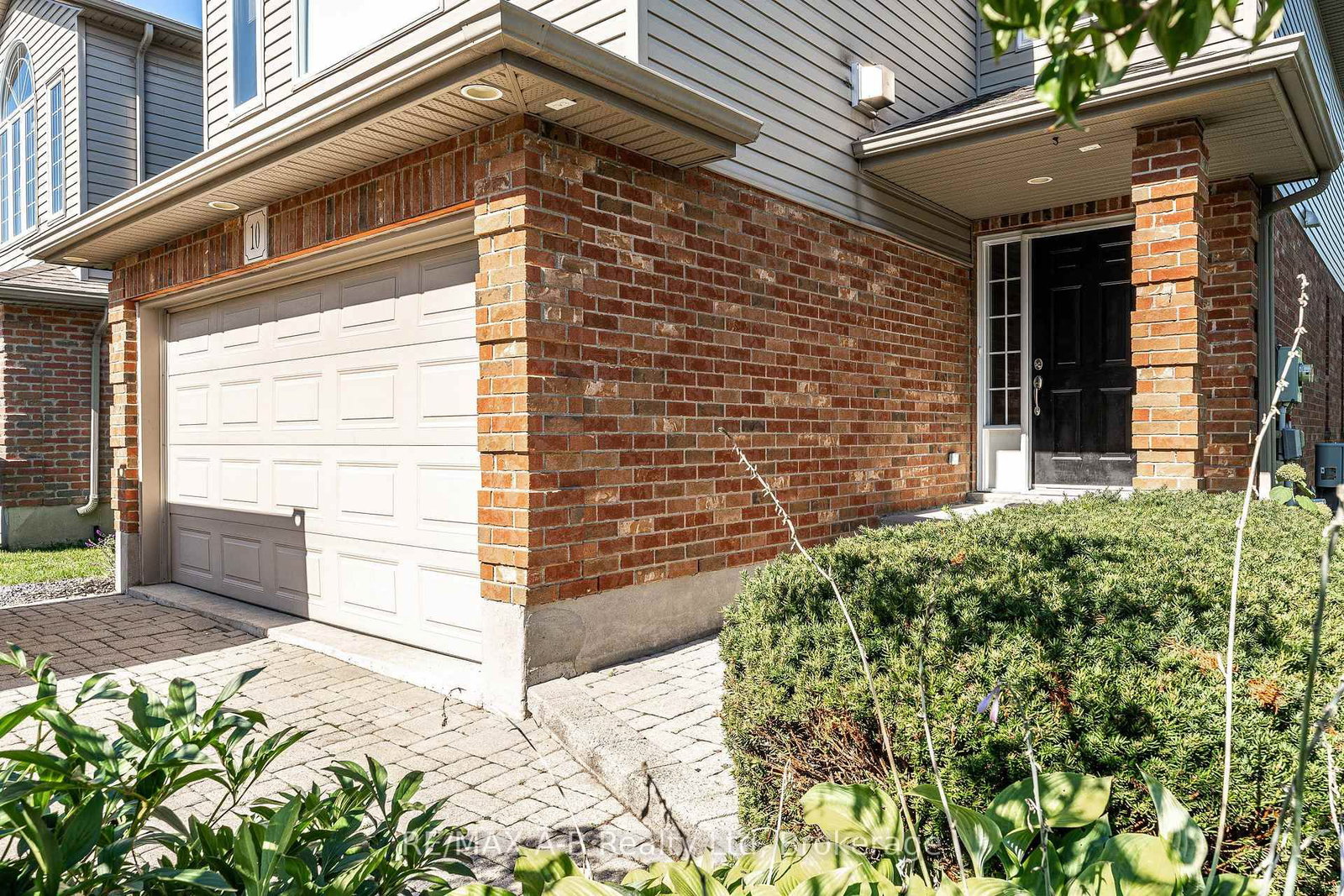 10 Buckingham Drive • Stratford, ON photo 2