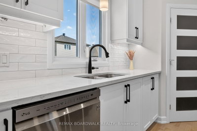340 Moonlight Drive • Russell, ON photo 9