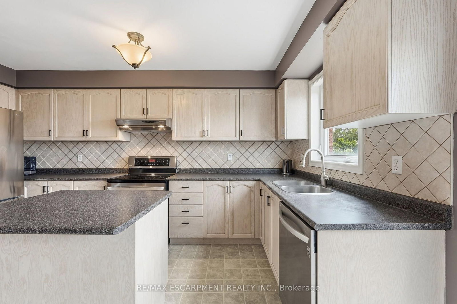 8 SLATER Court • Hamilton, ON photo 9