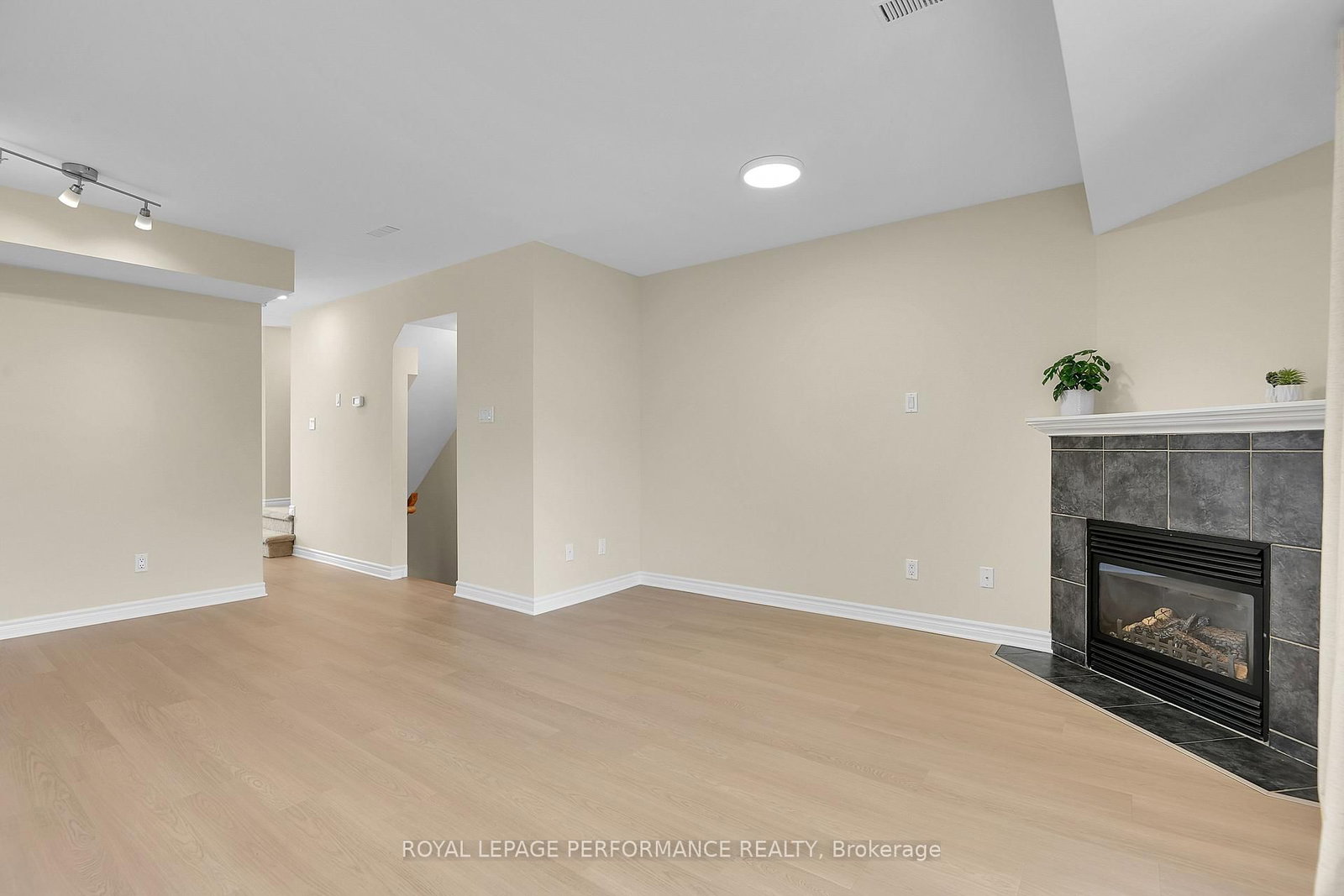 64 Mayflower Private • Ottawa, ON photo 11