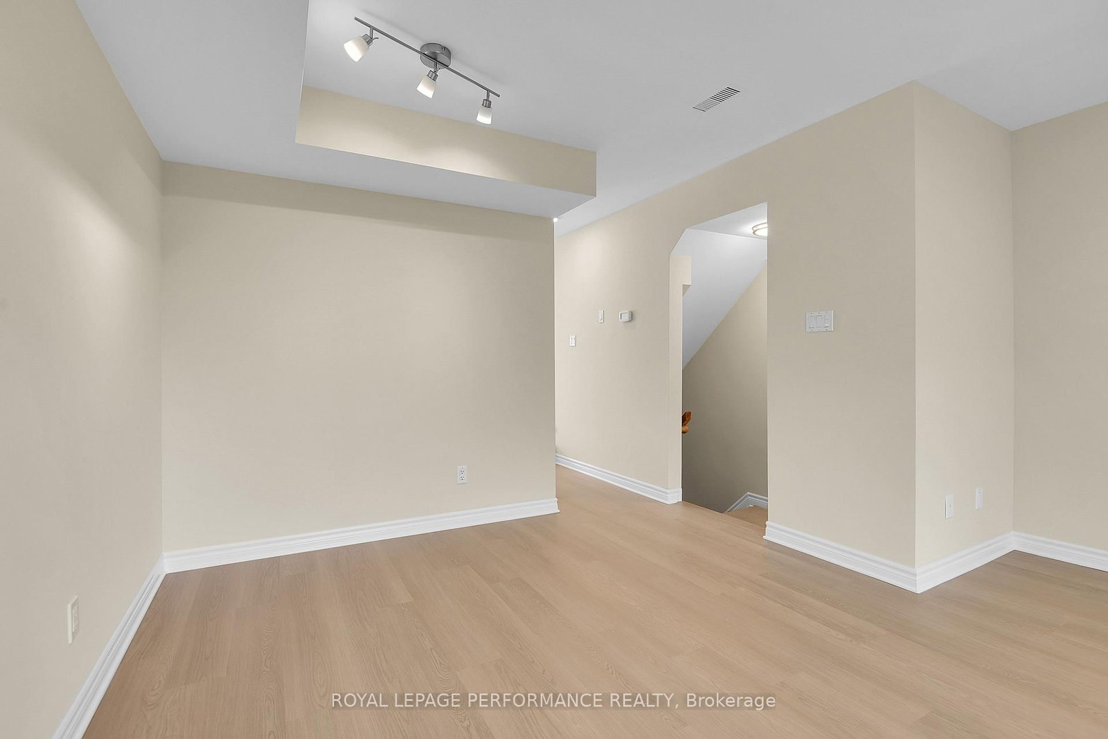 64 Mayflower Private • Ottawa, ON photo 12