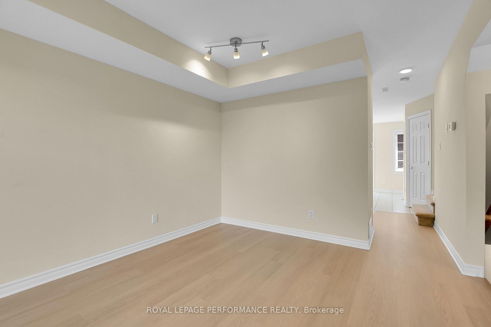 64 Mayflower Private • Ottawa, ON photo 13