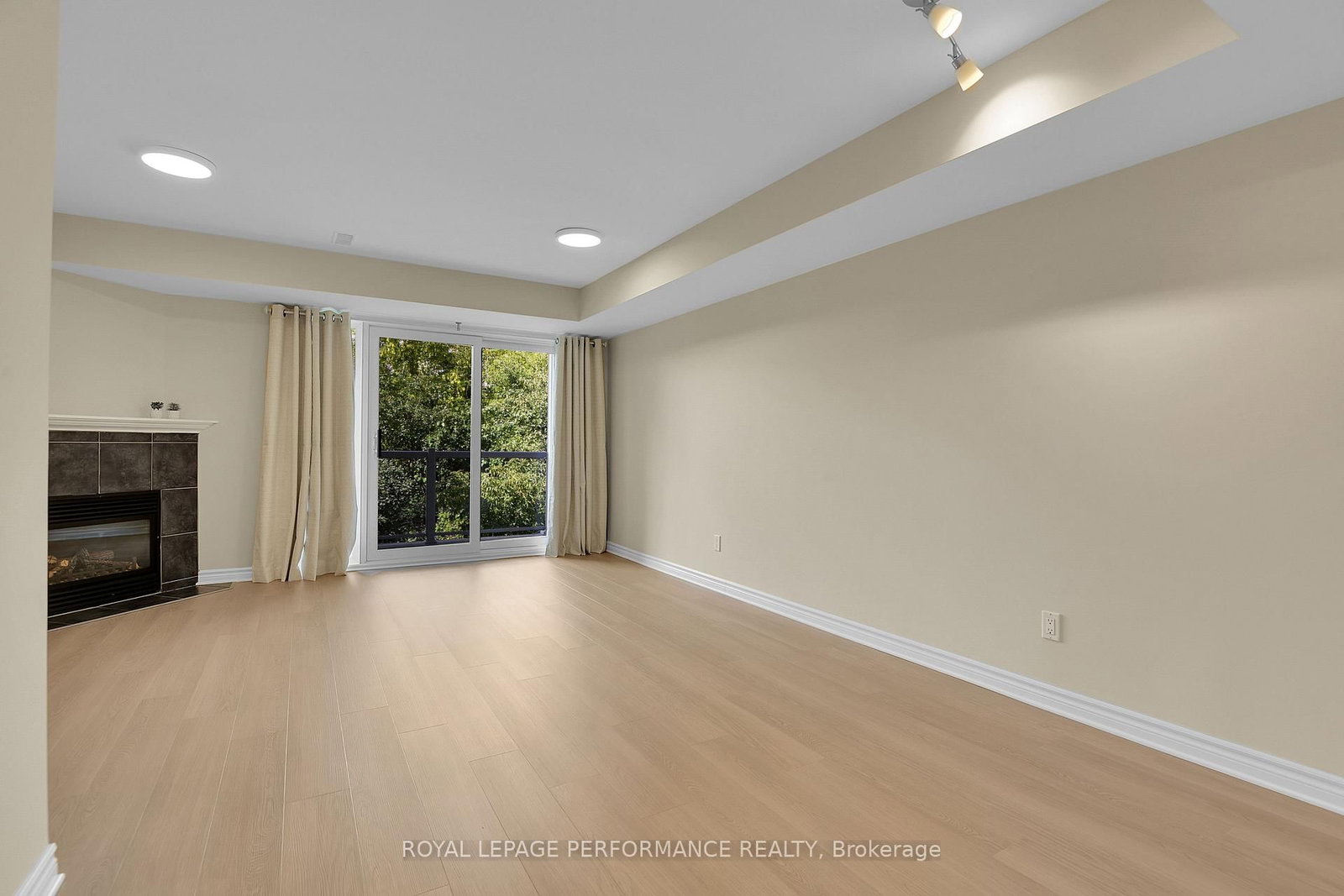 64 Mayflower Private • Ottawa, ON photo 14