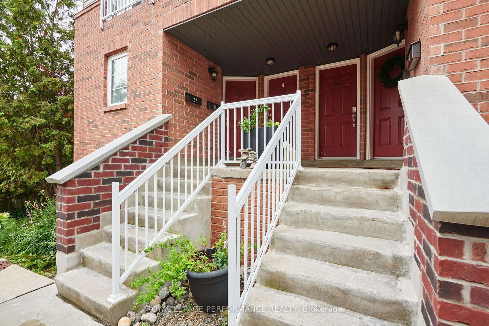 64 Mayflower Private • Ottawa, ON photo 4
