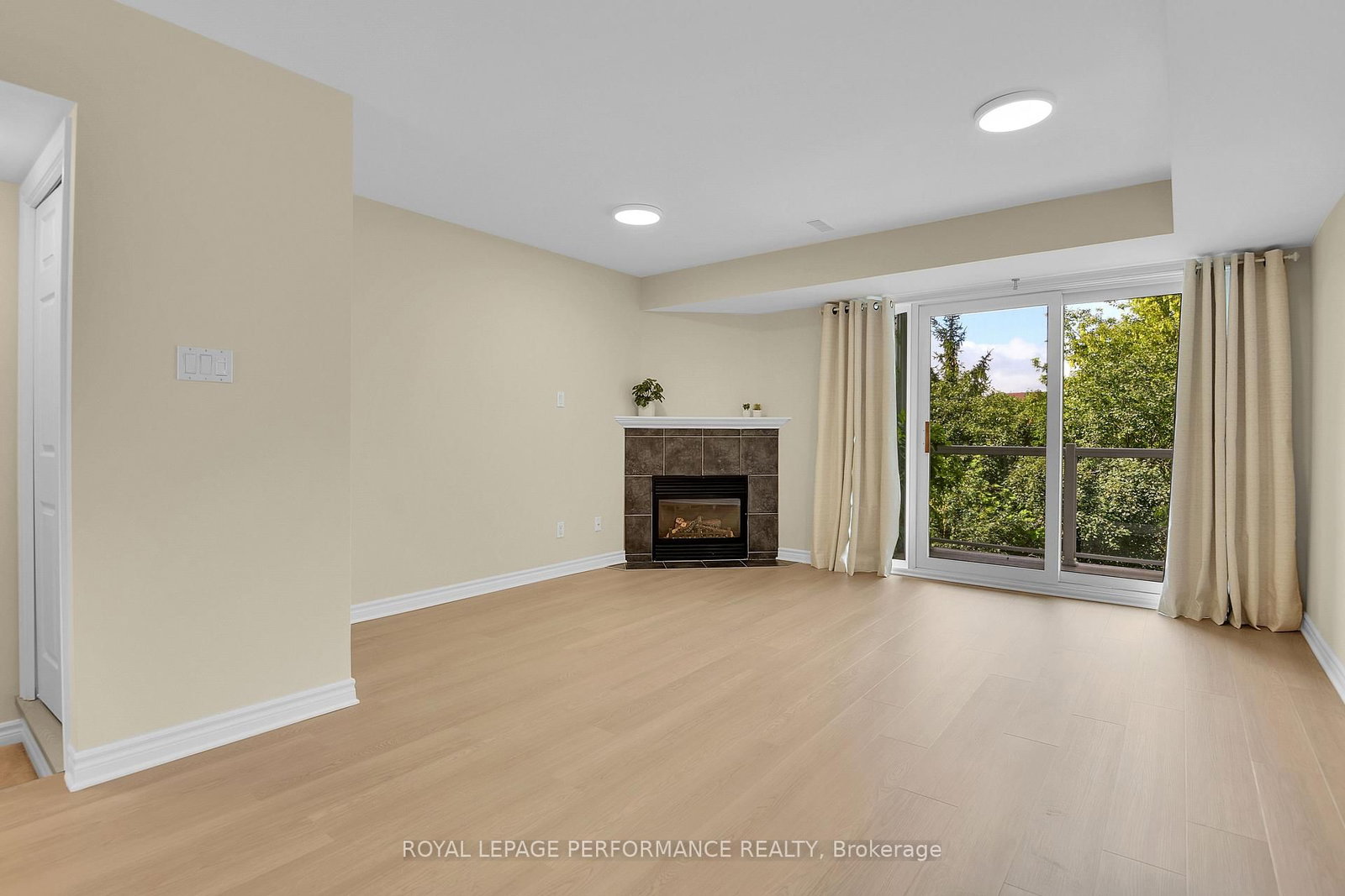 64 Mayflower Private • Ottawa, ON photo 8
