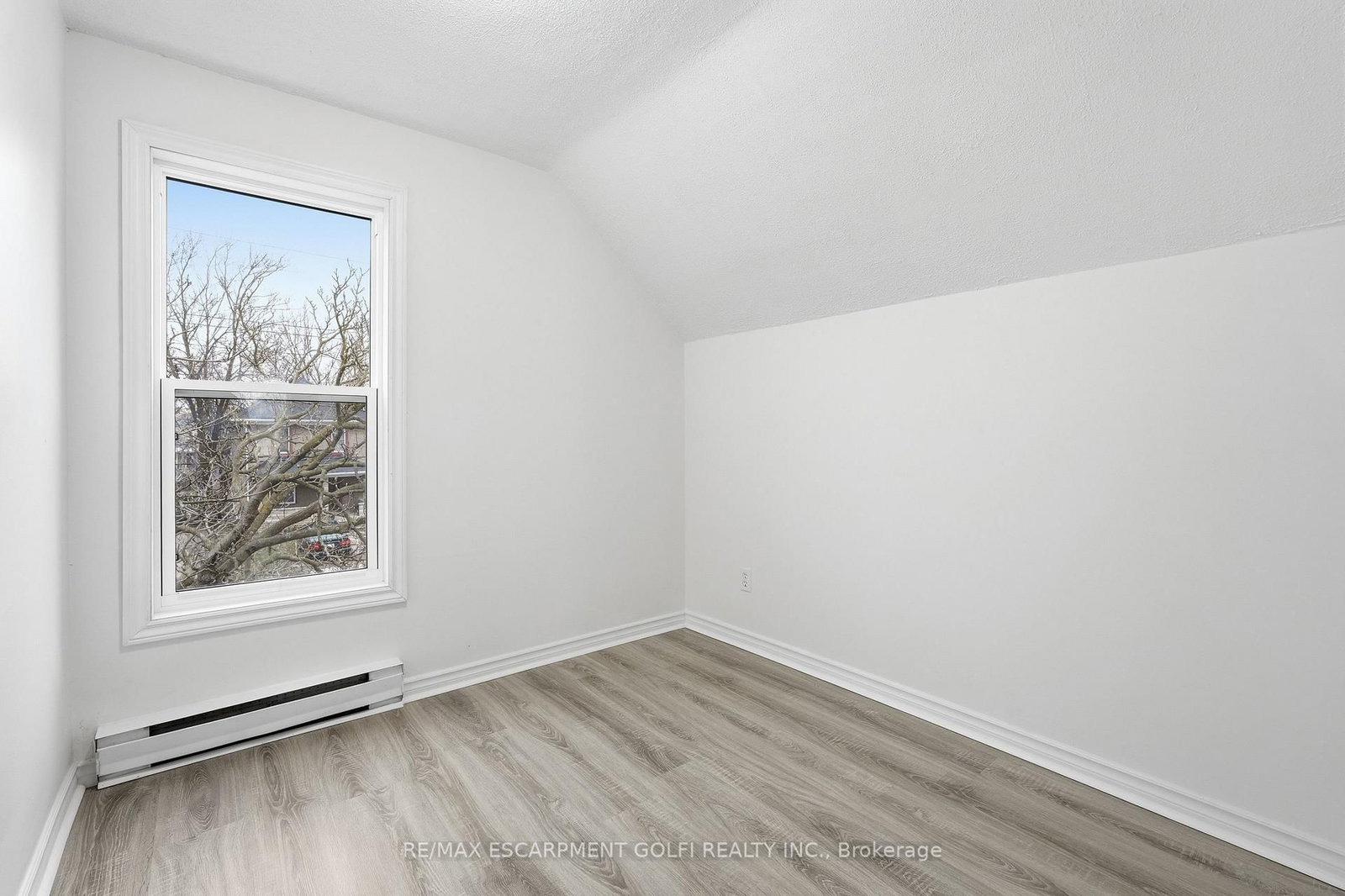 UPPER - 27 Albert Street, Welland 4
