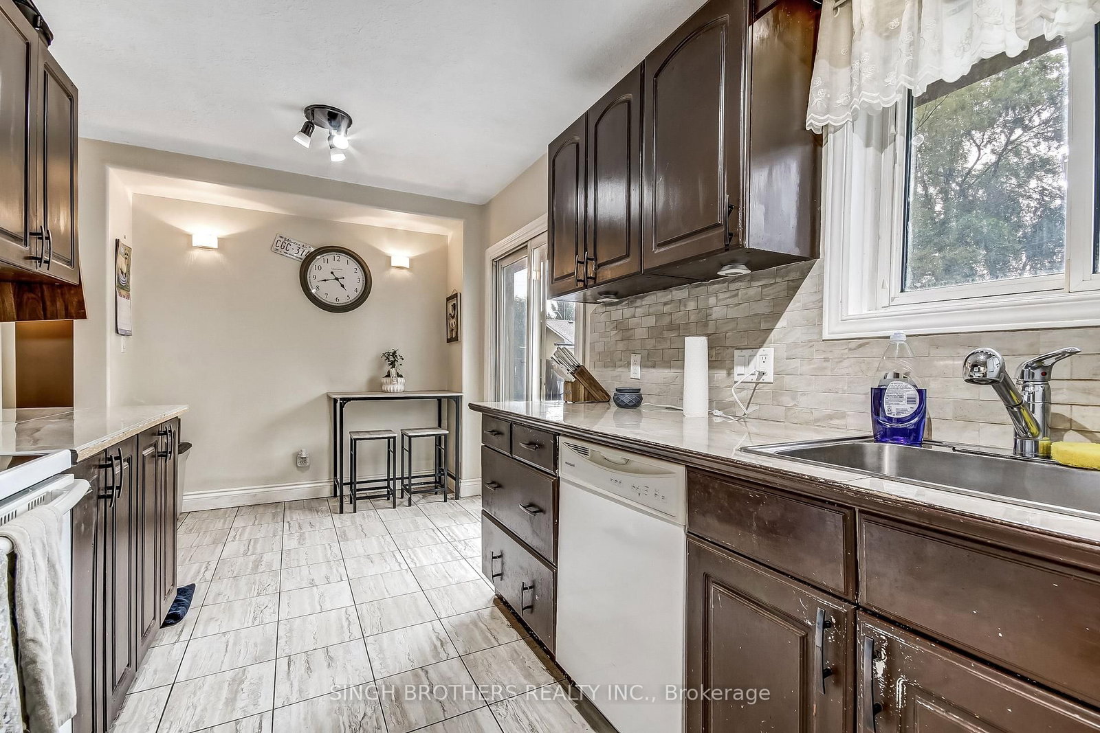 344 Springbank Avenue N • Woodstock, ON photo 4