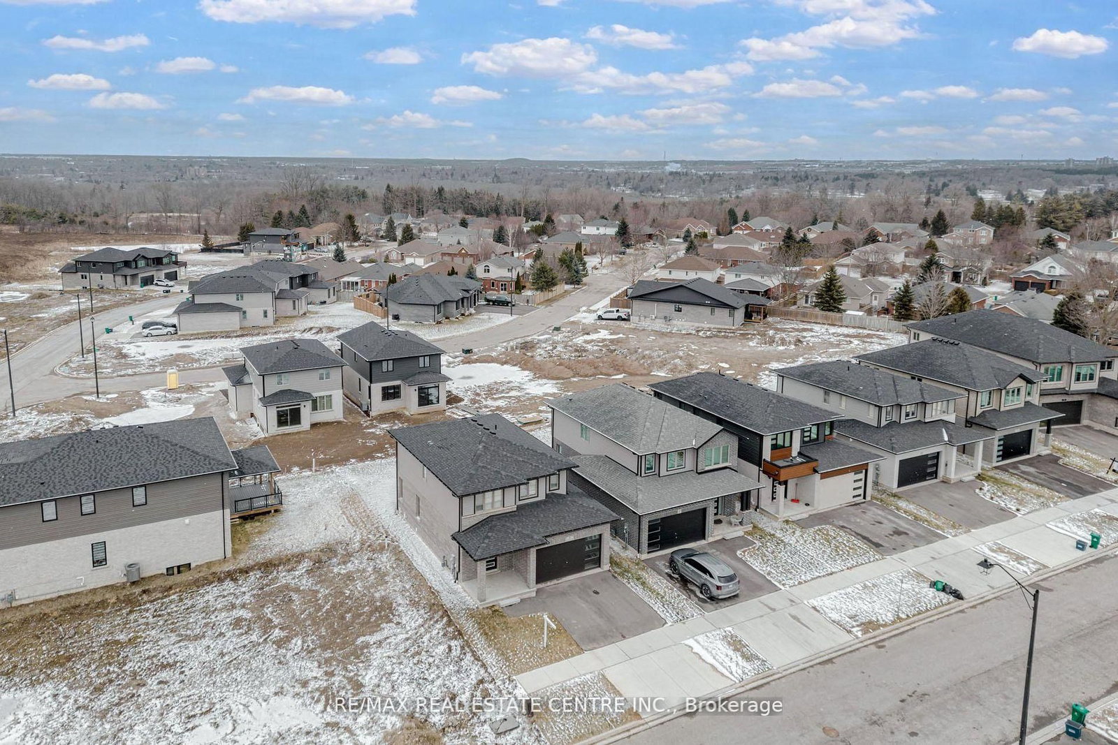 8 Moon Crescent • Cambridge, ON photo 3
