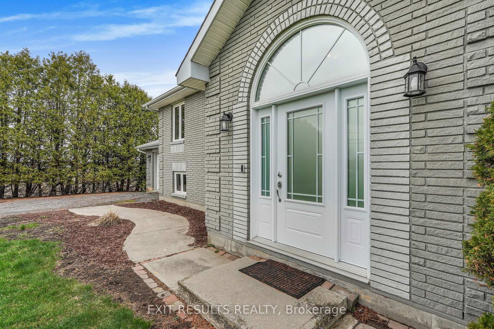1887 Champlain Street • Out of Area, ON photo 4