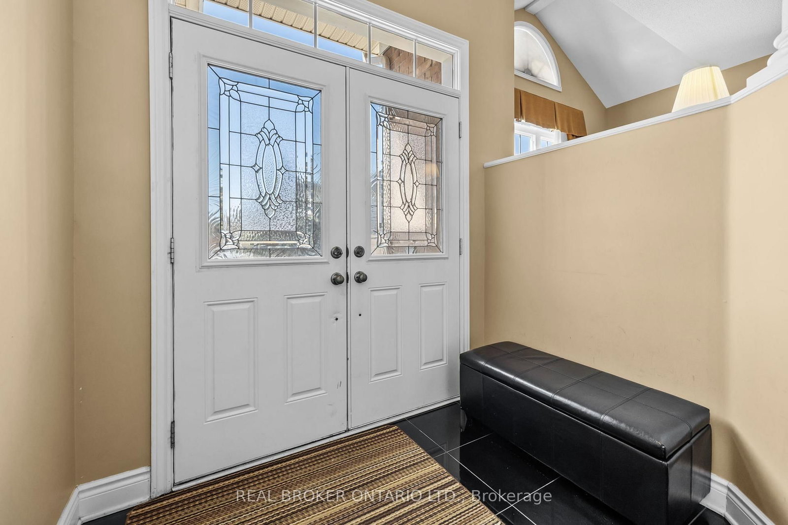 204 Hillpark High Street • Ottawa, ON photo 2
