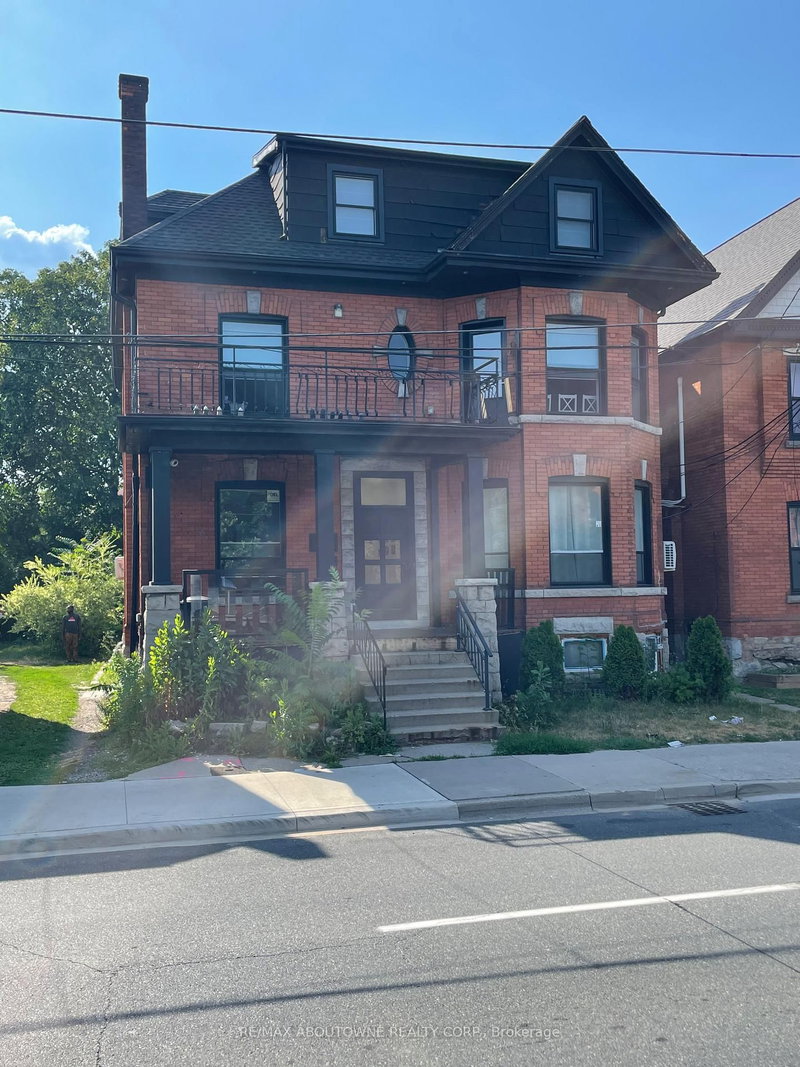101 - 66 Wellington Street S