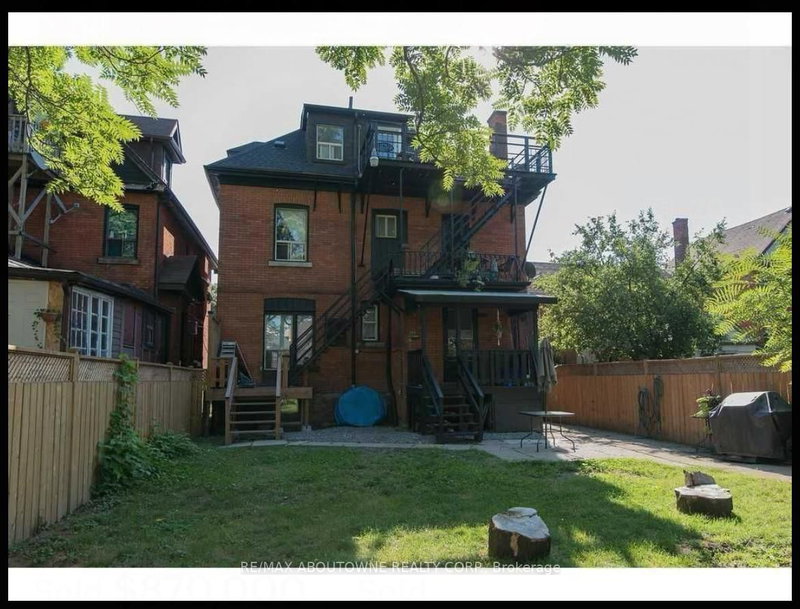 101 - 66 Wellington Street S