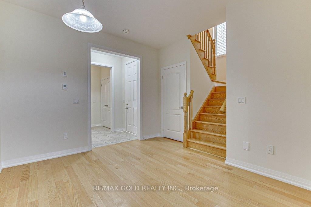 120 Huntingford Trail • Woodstock, ON photo 5