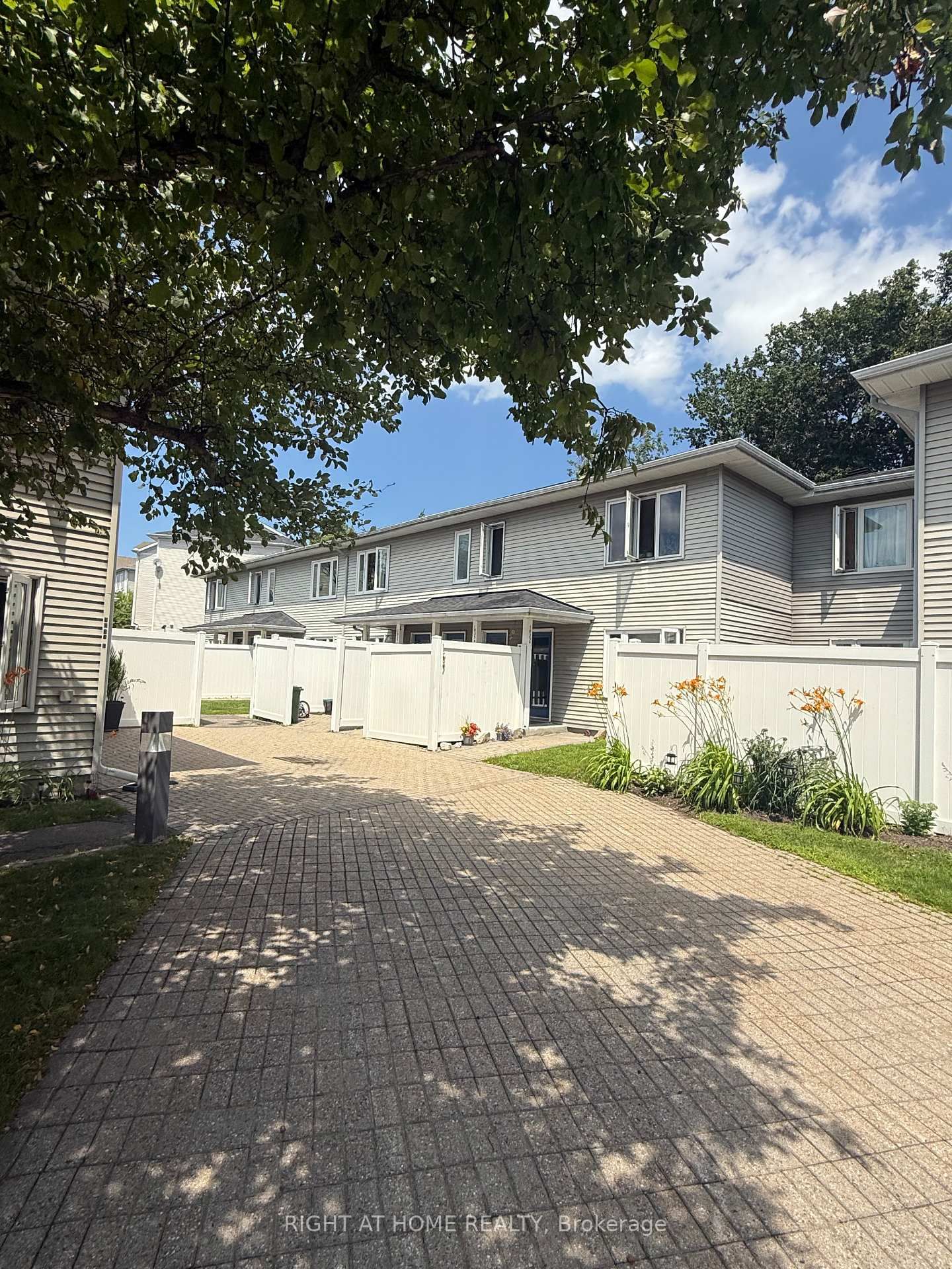 1035 Cummings Avenue • #B • Ottawa, ON photo 1
