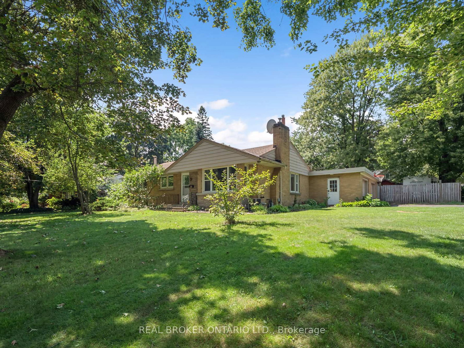 20 ALAN Crescent • Pelham, ON photo 2