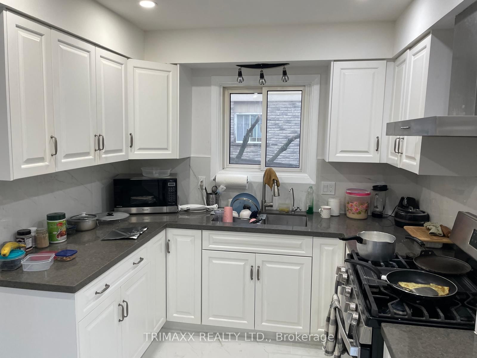 1086 CANFIELD Crescent • Woodstock, ON photo 4