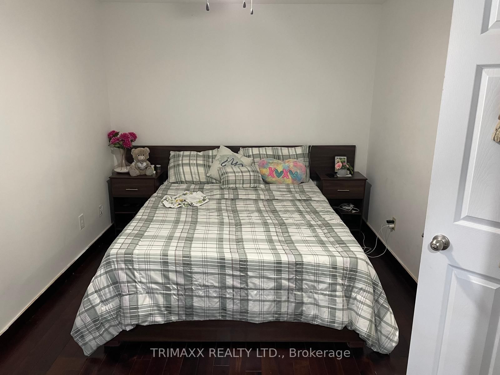 1086 CANFIELD Crescent • Woodstock, ON photo 9