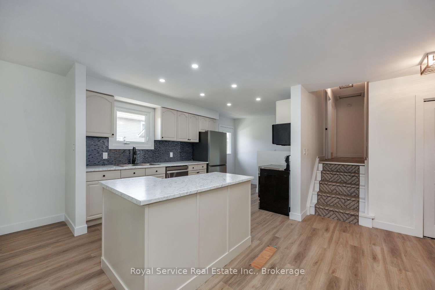 567 Daintry Crescent • Cobourg, ON photo 5