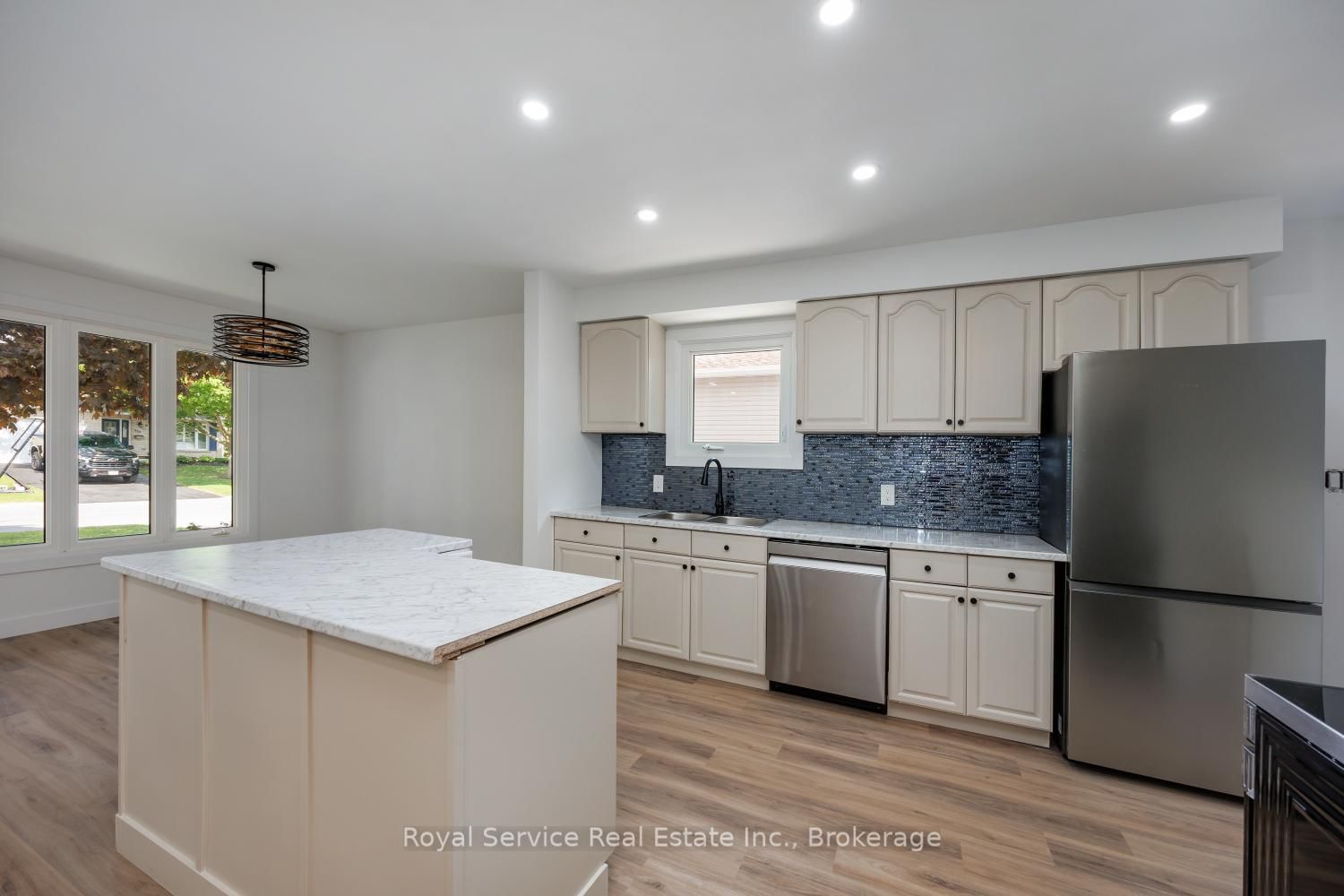 567 Daintry Crescent • Cobourg, ON photo 6