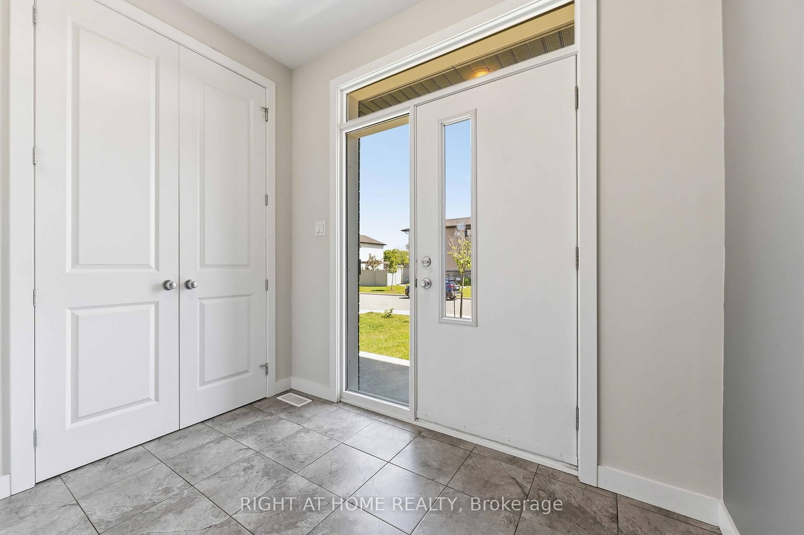 730 Kirkham Crescent • Richmond, ON photo 3