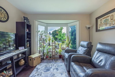 202 Pine Valley Drive • London South, ON photo 7