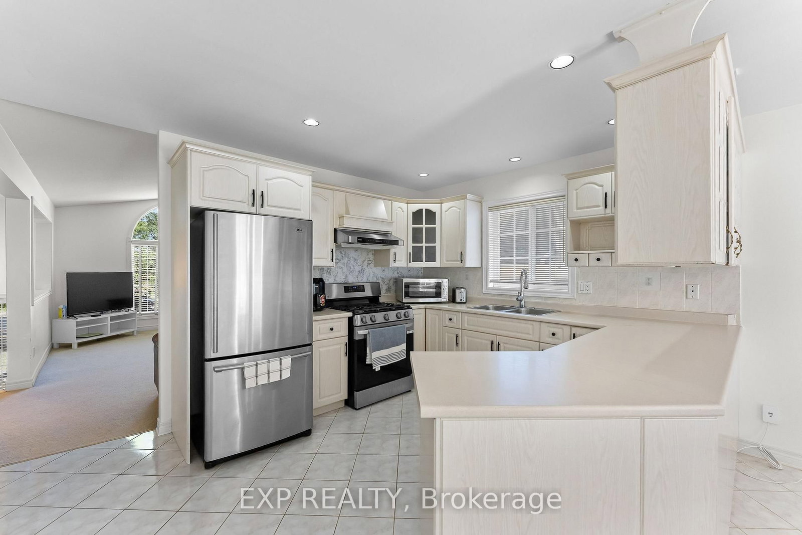 120 REDWOOD Court • Welland, ON photo 10