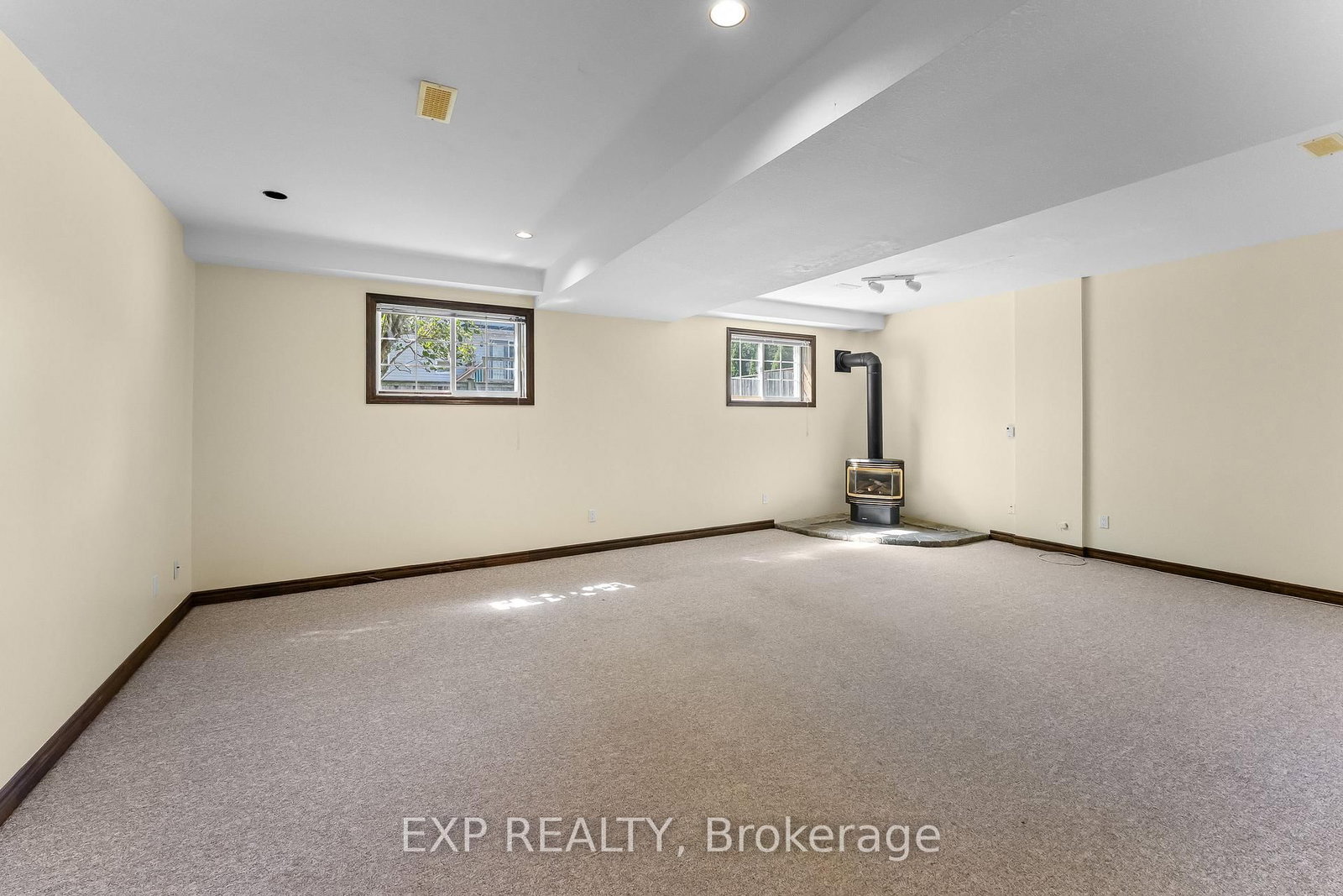 120 REDWOOD Court • Welland, ON photo 22