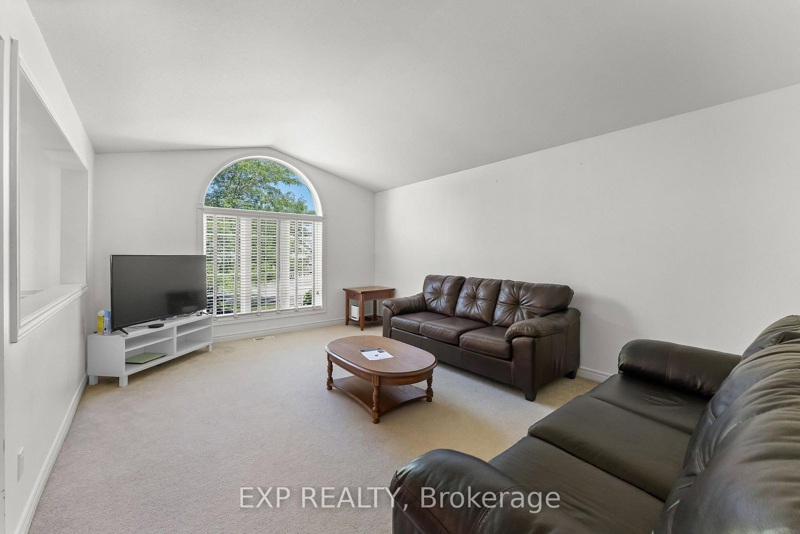 120 REDWOOD Court • Welland, ON photo 4