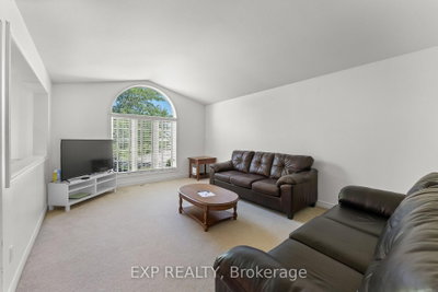 120 REDWOOD Court • Welland, ON photo 4