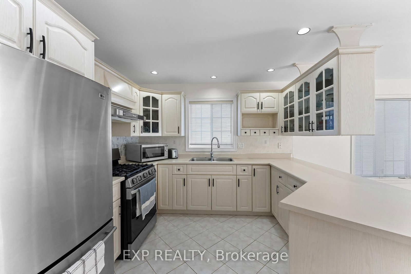 120 REDWOOD Court • Welland, ON photo 8