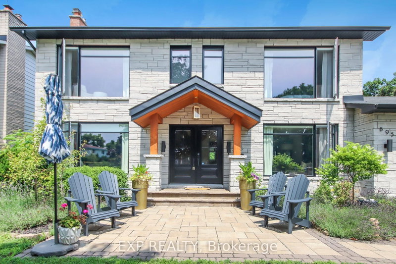 895 Dresden Crescent