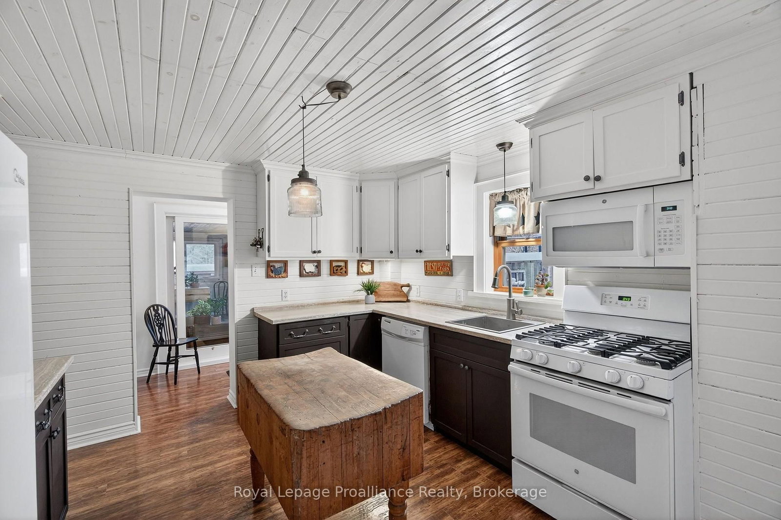 7802 Piccadilly Road • Godfrey, ON photo 11