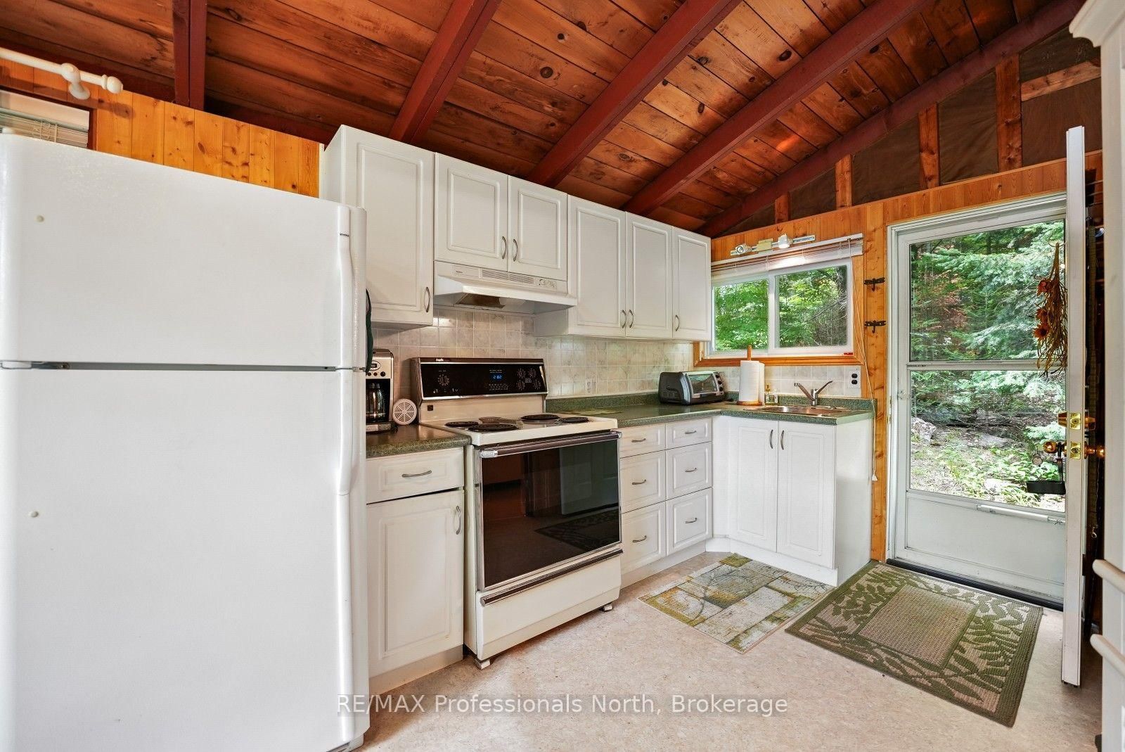 1041 Penny Lane • Dysart et al, ON photo 5