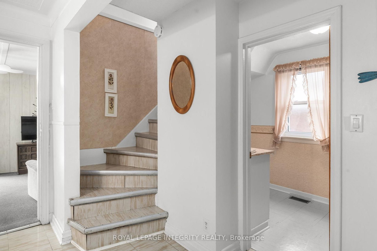 1081 Kenaston Street • Ottawa, ON photo 25