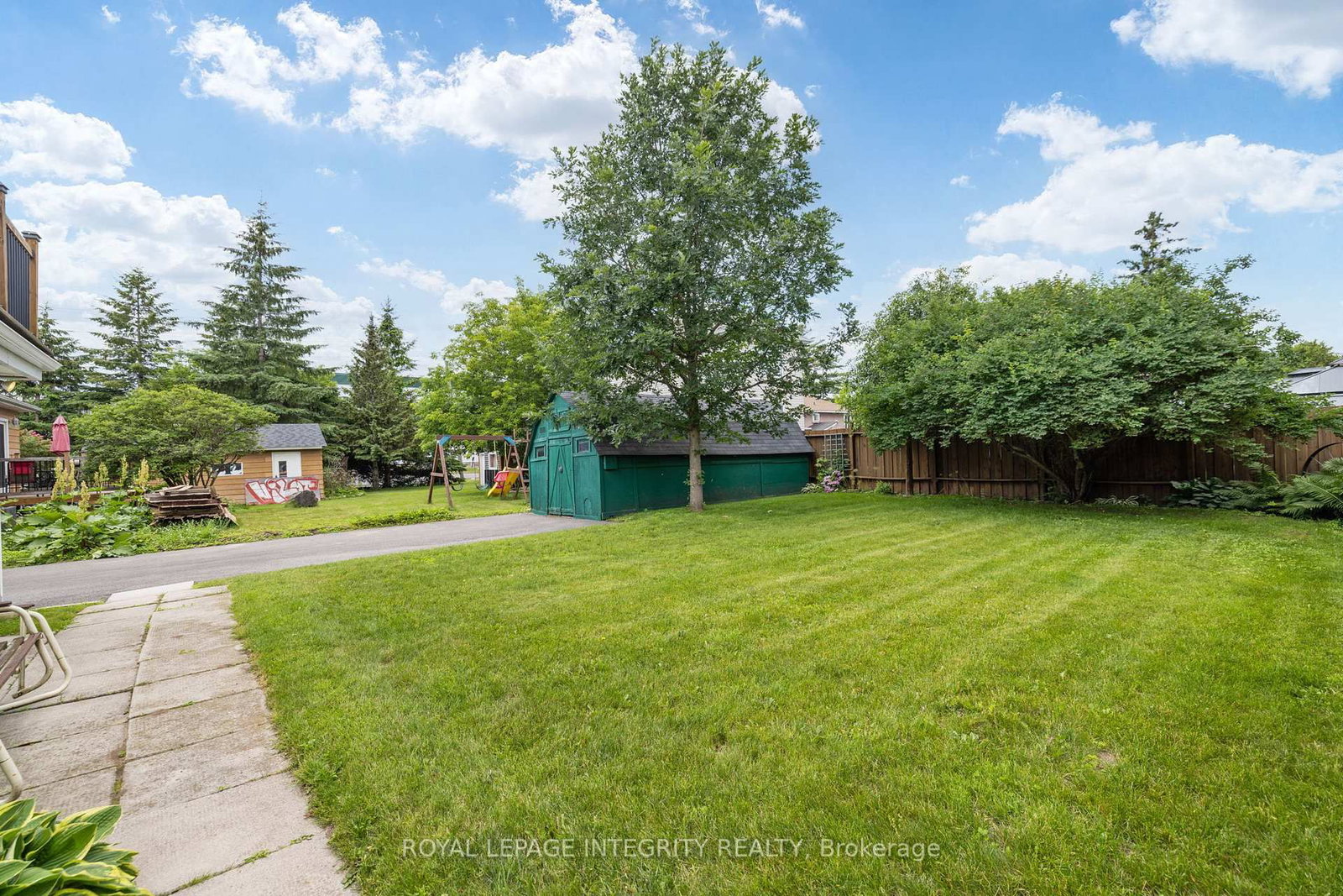 1081 Kenaston Street • Ottawa, ON photo 4