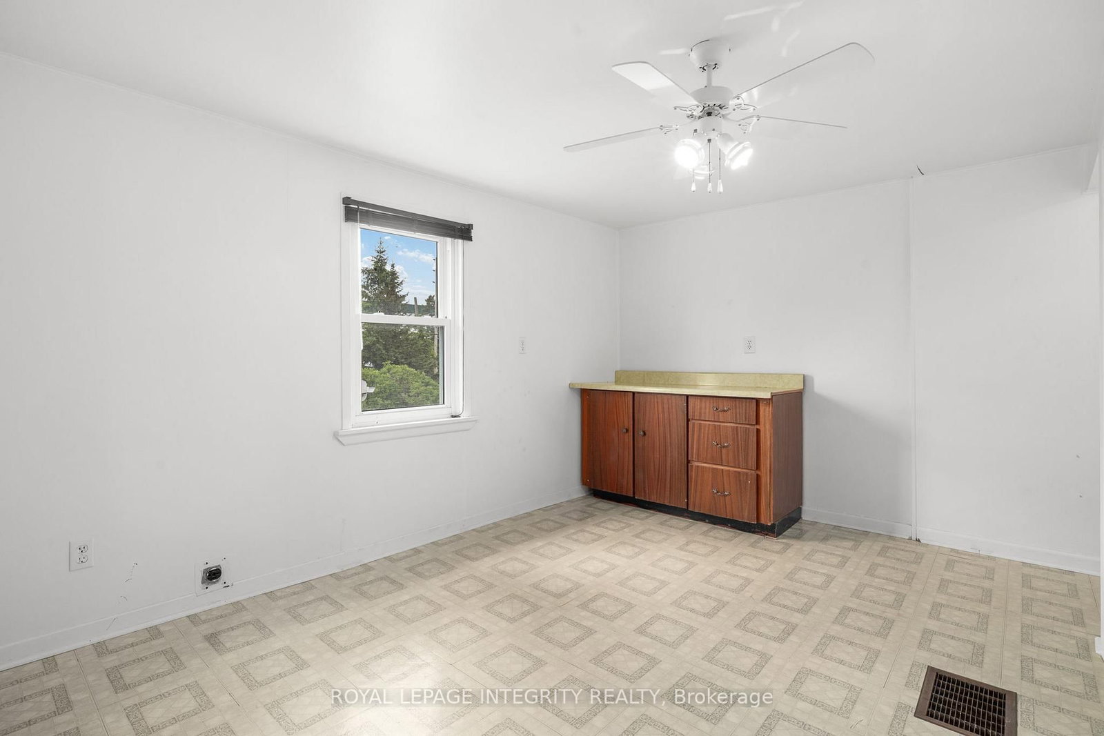 1081 Kenaston Street • Ottawa, ON photo 45