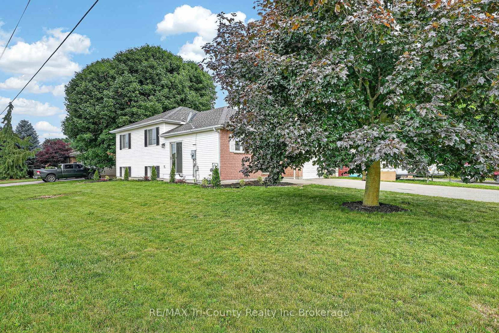 67 Beckett Boulevard • Tillsonburg, ON photo 3