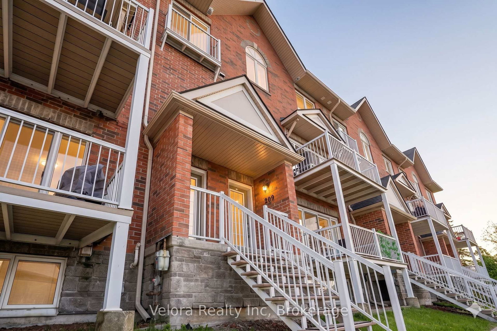 Front view of 209-3275 Saint Joseph Boulevard, Ottawa