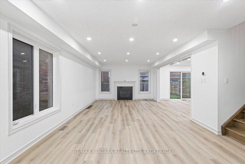 12 Fred Fisher Cres photo 4