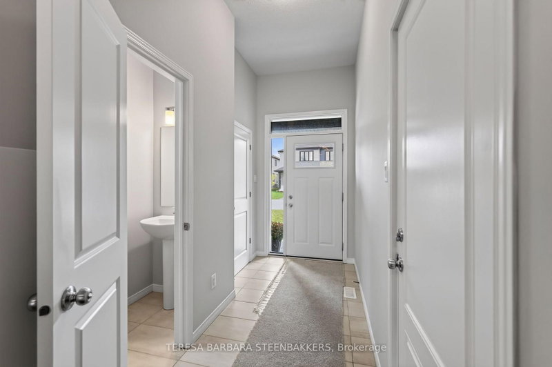 689 Taliesin Crescent N E