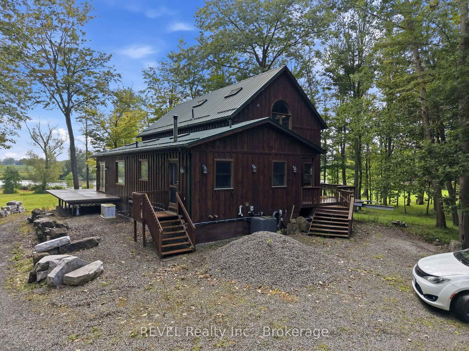 1247 Chippawa Creek Road • Thorold, ON photo 9