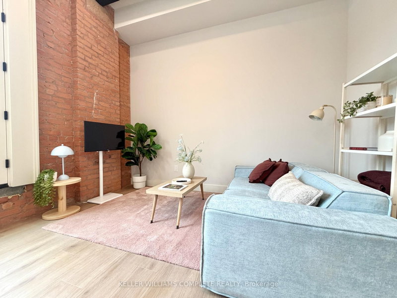211 - 56 York Boulevard