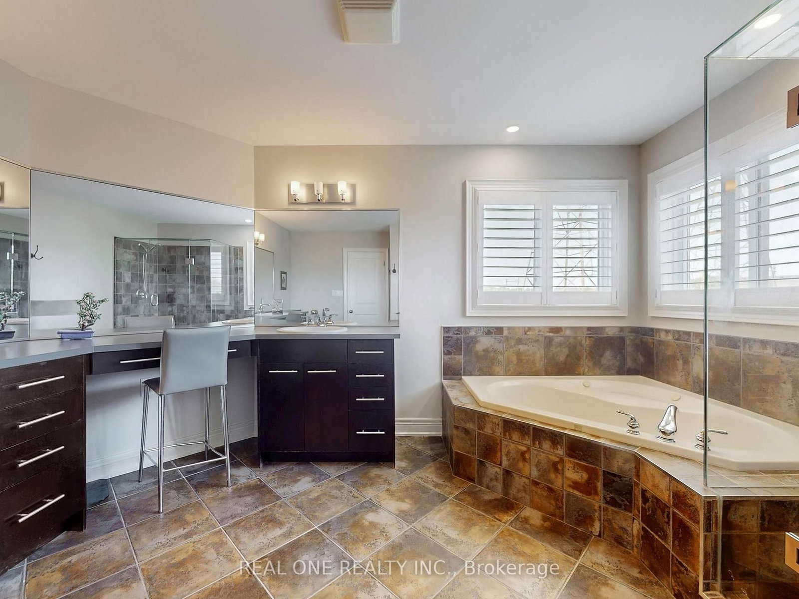 26 Matthews Court • St. Catharines, ON photo 27