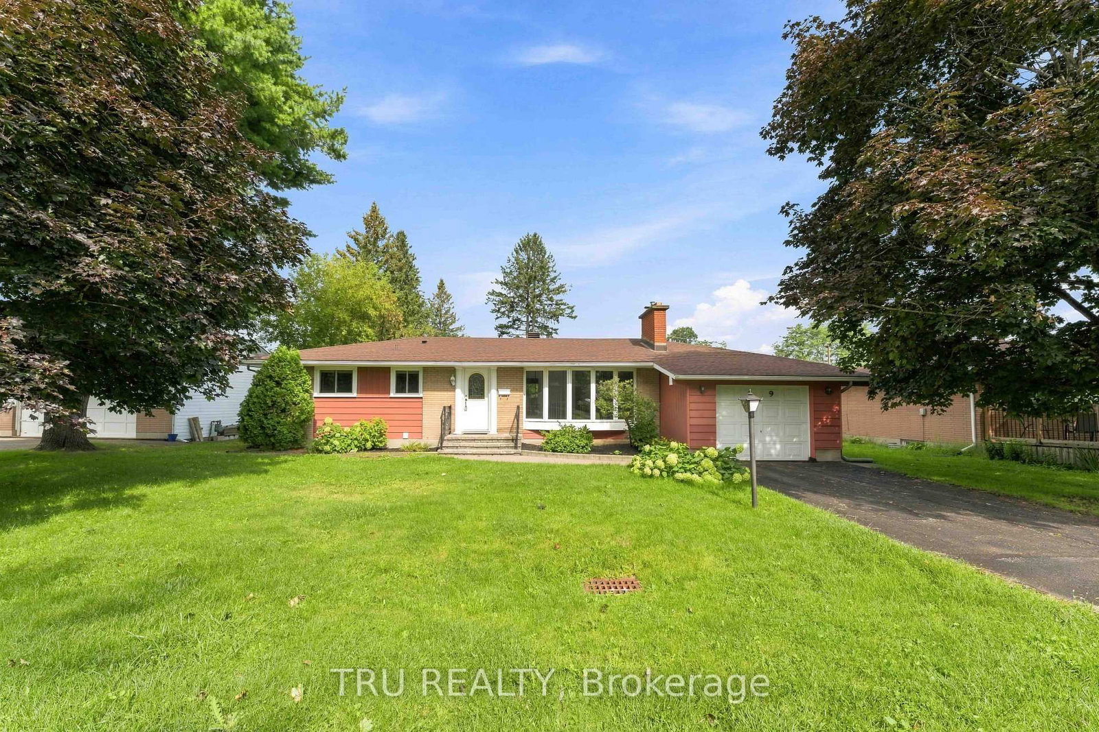 19 Ellery Crescent • Ottawa, ON photo 2