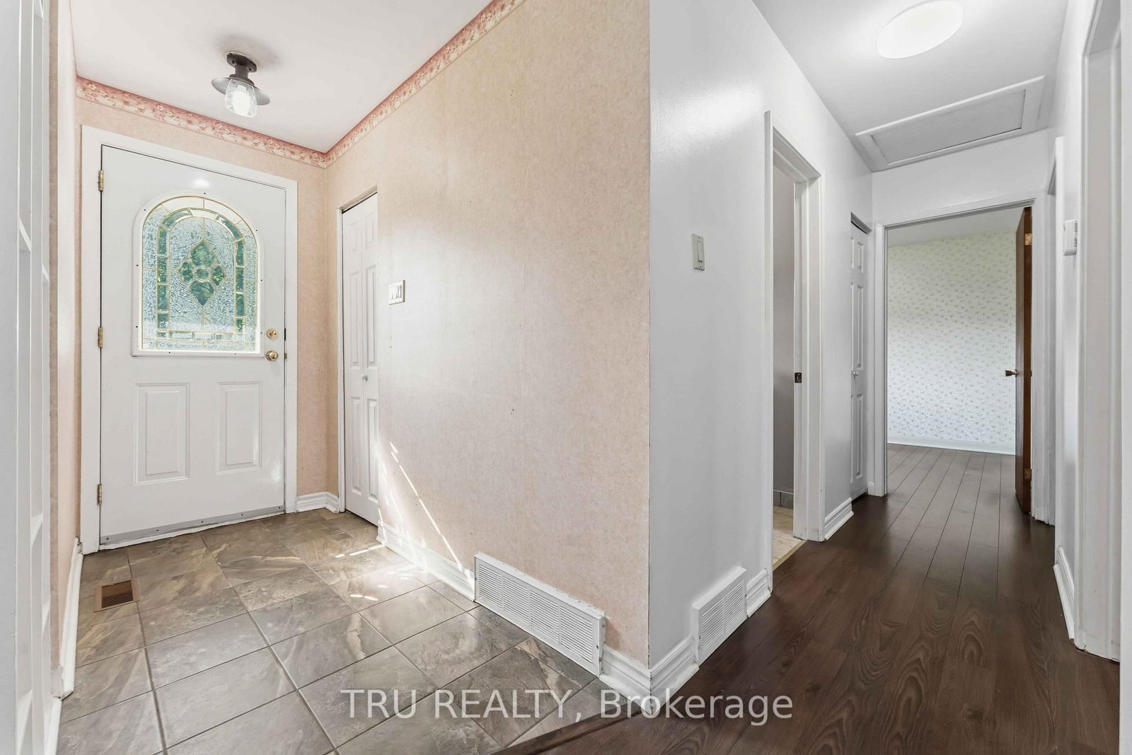 19 Ellery Crescent • Ottawa, ON photo 5